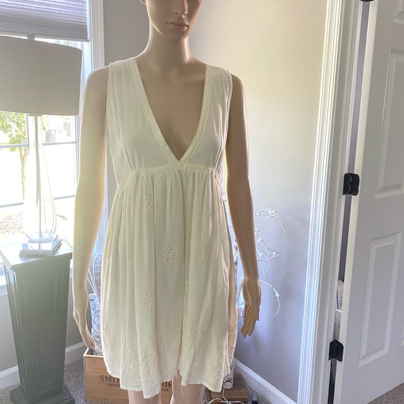 Romeo & Juliet Couture Dresses & Skirts - Romeo and Juliet cream dress